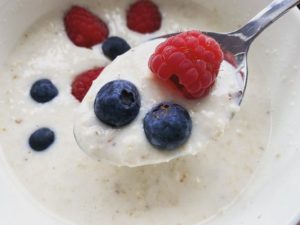 Read more about the article Zuhause mit Kind: <br>Tag 50 – Porridge zum Frühstück<br>